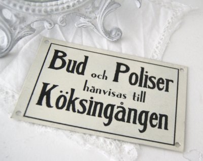 Gammeldags designad  plåt skylt i nostalgi stil med tex Bud och Poliser hänvisas till Köksingången. Cream vit med svart text. I