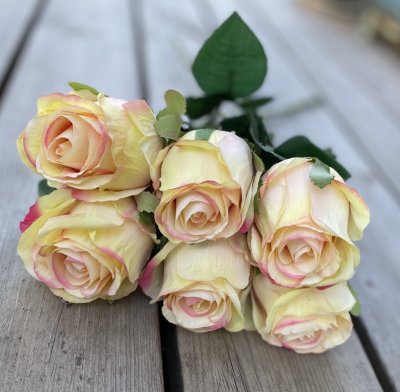 Vacker guld ros med rosa rodnad och gröna blad. Välarbetad vacker konstgjord ros med hög verklighets trogen känsla. Lika vacker