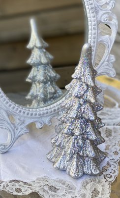 Glitter gran i silver / julgran att dekorera med. Vacker modell med fint glitter.   Mäter 18,4cm