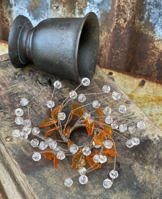 Ljusmanschett / krans med pärlor och löv, på virad metall tråd. Att ha runt ett ljus eller använda som servettring vid dukning.