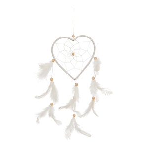 Vacker vit drömfångare formad som ett hjärta i detalj full modell med inslag av gammeldags vit virkad spets, pärlor och fjädrar.