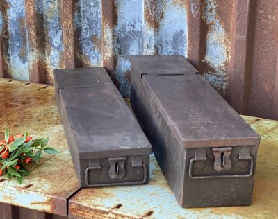 Indisk förvarings låda med lock i plåt och metall. Ruffig industri stil med rostiga ruffiga inslag . Återvunnen modell då dom ti