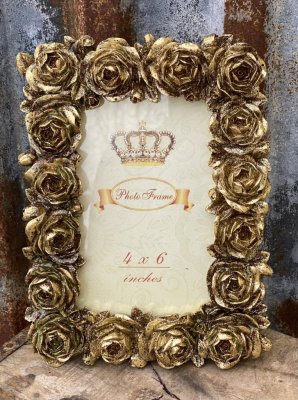 Vacker och elegant foto ram med rosor i en guld ruffig nyans . Med stöd på baksidan samt öppning så man kan byta motiv. För moti