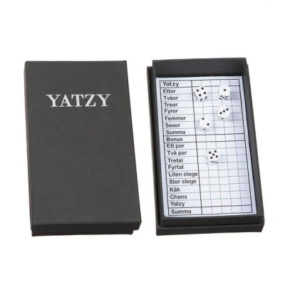 Klassisk spel Yatzy i vacker och praktisk trälåda. Lådan är svart och tillverkad i trä innehåller spelblock och tärningar.  Träl