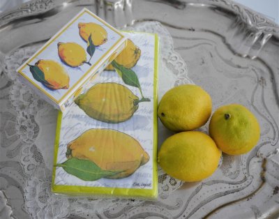 Avlånga servetter med gula citroner. Färgglada och fräscha i klara nyanser .   33cm * 40cm 3-lager 20 per paket  (komposterbara,