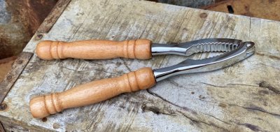 Klassisk nötknäppare med handtag av trä. Knäck delen är i metall och trä handtagen ger ett bra och bekvämt grepp. Fungerar lika