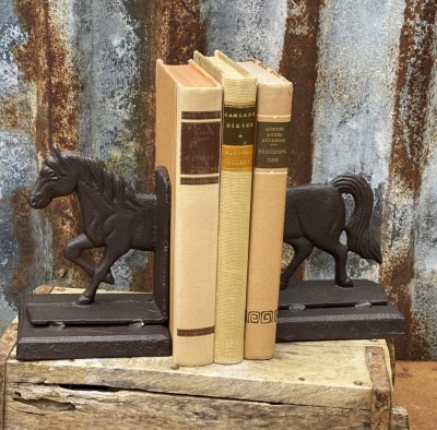 Bokstöd med häst i gammeldags antik stil bruna tillverkade i järn modell rost. Välarbetade dekorativa och tunga. Pryder sin plat