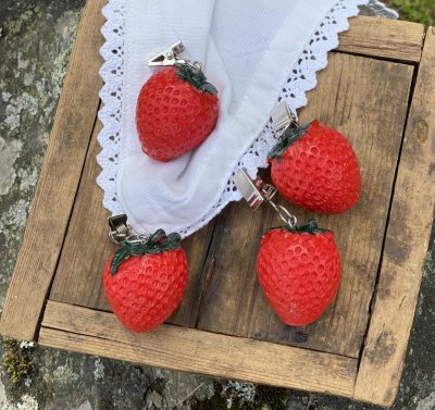 Duktyngen jordgubbar med nypa upptill. I fin färgglad modell. Säljes i pack om fyra stycken.  Mäter per styck ca 8*4cm