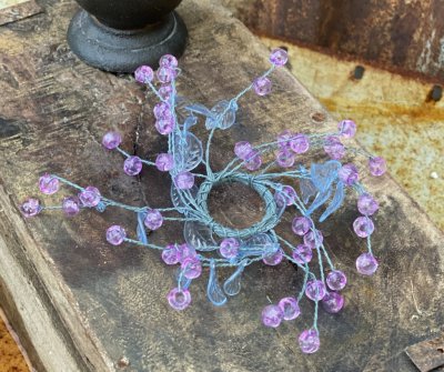 Ljusmanschett / krans med lila och ljusblå pärlor och löv, på virad metall tråd. Att ha runt ett ljus eller använda som servettr