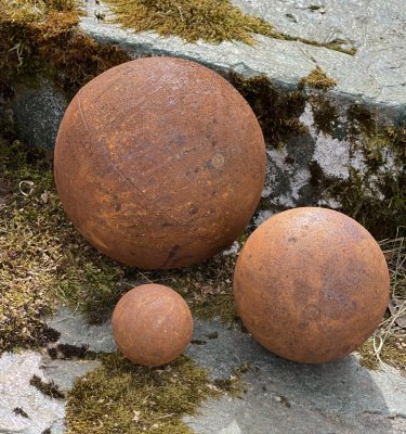 Rostiga klot/ bollar att dekorera med inomhus som utomhus. Finns i tre olika storlekar -5cm -10cm -15cm Tillverkade i plåt/metal