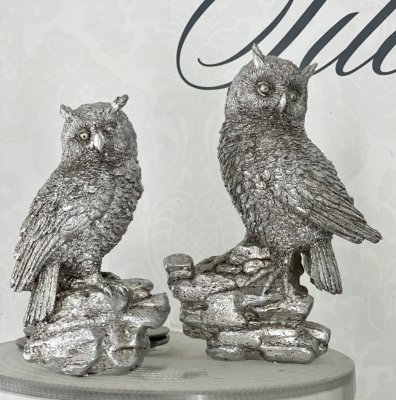Vacker silver uggla som sitter på en stenhög. Ståtlig och elegant modell som finns i två storlekar. -Större -Mindre Detaljfulla