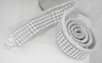 Silverfärgad strass prytt dekorations band med silverfärgade pärlor. Att pynt, pyssla och dekorera med. Dekorerad men en stor pr
