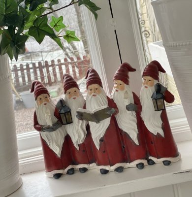 Vackert i gammeldags stil fina tomtar i milda nyanser. Batteridrivet med belysning i tomtarnas ljus och lyktor. Lyser milt och s