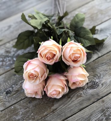 Vacker rosa ros med gröna blad och lång stjälk. Välarbetad verklighetstrogen och vacker modell som gör sig lika bra ensam i en v