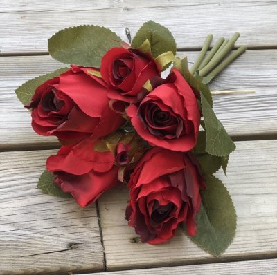 Vacker ros bukett med röda rosor och gröna blad. Mixad bukett om större och mindre rosor i samma bukett. Välarbetad och vacker k
