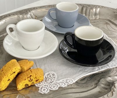 Espresso, kaffe eller glögg kopp med fat. Tillverkad i porslin med en blank yta. Finns i tre nyanser -Grå -Vit -Svart med vit in