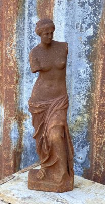 Venus figur i rost. Vacker kvinnlig staty att dekorera med. Rost ruffig i bruna nyanser.  Varje figur är unik och ingen exakt de