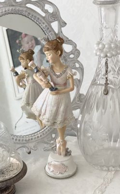 Vacker balett prinsessa i mjuka nyanser av vitt , silver och puder rosa. Flickan håller i en julsoldat/nötknäppare. Detaljrik oc