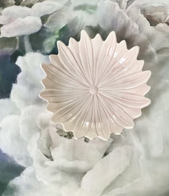 Vackert fat i porslin. Format som en blomma och går i en mjuk rosa nyans. Passande att ställa ljus på som ett ljusfat, lägga smy
