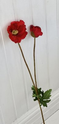 Röd vallmo med flera utslagna och knoppiga röda blommor. Välarbetad och vacker konstgjord blomma.  Mäter 74cm