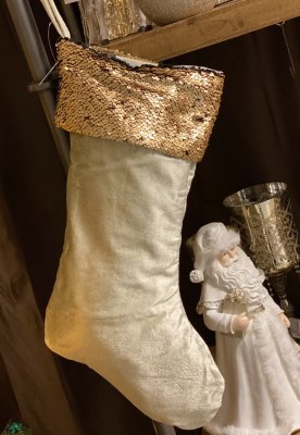 Vacker julstrumpa i sammet. Dekorerad med guld paljetter och mjuk beige / cream vit nyans. Att hänga upp och lägga paket i eller