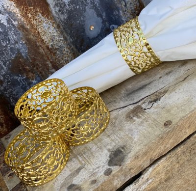 Vackra servettringar guld färgad metall med vackert mönster.  Säljes i sett/pack om 4st.  Mäter per styck 4,5cm