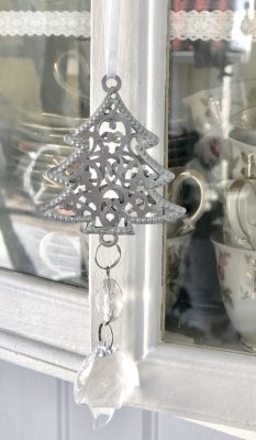 Silverfärgad metall gran / julgran med orientaliskt mönster och en prisma under. Att hänga och dekorera med. Vitt band upptill.