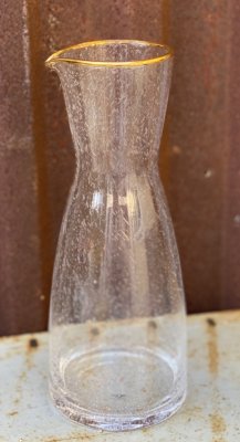 Vacker glaskaraff i kraftigare glas. Dekorerad med livfulla luftbubblor i glaset och en guld kant runt om upptill. I greppvänlig