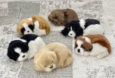 Söta mjuka hundvalpar som sover. Finns i åtta olika modeller/färger -Vit & Svart -Vit, Svart & Brun -Gul -Svart & Vit med långa