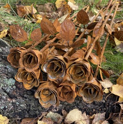 Rostig ros snitt ros i järn och metall med lång stjälk många blad och detaljrik blomma. Handgjord svensktillverkad i levande mod