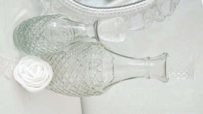 Vacker gammeldags glasflaska/karaff med sk ”Harlequin” mönster runt om. Finns i två olika storlekar