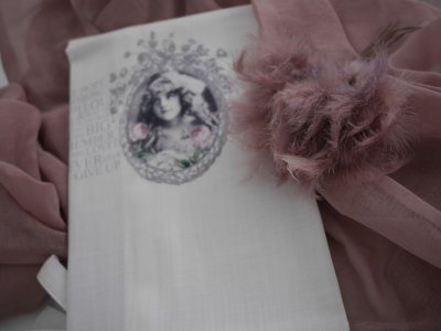 Vacker gardin i modell hissgardin med knyt. Vit med gammeldags romantiskt motiv med bla rosa rosor och text.   Mäter 100*90cm