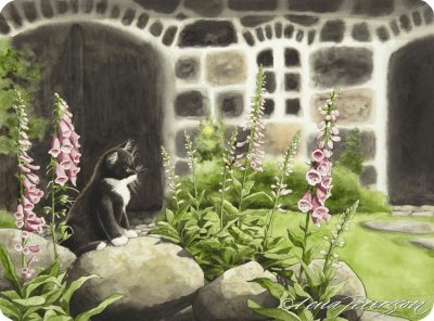 Bordstablett med vackert och natur troget motiv av en katt som spejar ut över gårdsplanen omgiven av blommor. Bordstabletten är