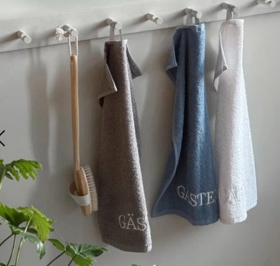 Blå GÄSTER handduk med broderad text