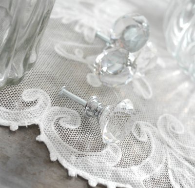 Vacker glasknopp i diamant liknande utformning med vackra slipade kanter. I mindre modell med silverfärgad metall stomme