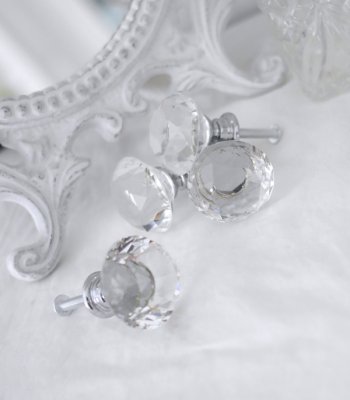 Vacker glasknopp i diamant liknande utformning med vackra slipade kanter. I mindre modell med silverfärgad metall stomme samt kr
