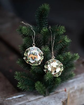 Emaljhänge nostalgi med hjort och räv