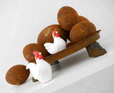 Handgjorda svensktillverkade rostiga ägg i järn att dekorera med utomhus som inomhus. Finns i två storlekar