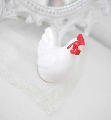 Klassisk vit påsk höna i porslin att dekorera med. Med klar röda detaljer i blank yta.