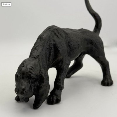 Hund i järn att dekorera med eller att ha som dörrstopp