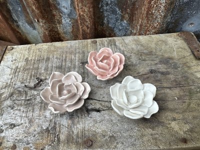 Vacker och detaljrik ros i porslin