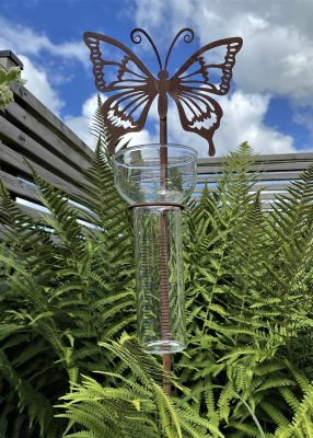 Regnmätare med fjäril i rost 