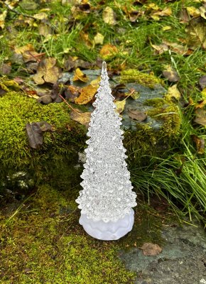 Gran julgran med belysning och vattenfall