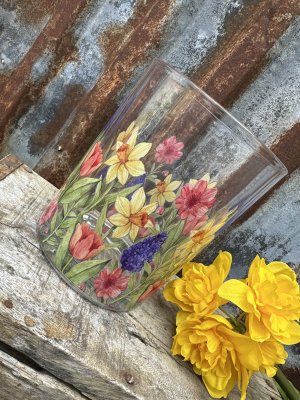 Vacker ljuslykta med vår blommor 