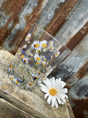 Vacker ljuslykta med prästkragar