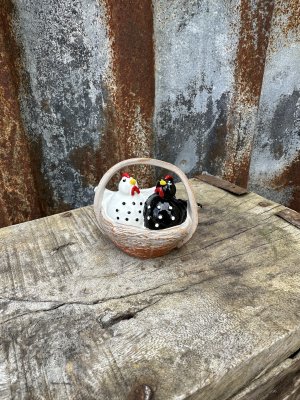 Söta hönor i korg att dekorera med 