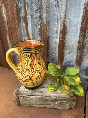 Spansk handgjord gul kanna med vackert mönster