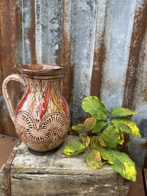 Spansk handgjord brun kanna med vackert mönster