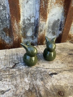 Liten grön kanin i porslin