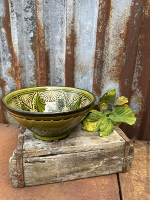 Spansk handgjord stor grön skål med vackert mönster